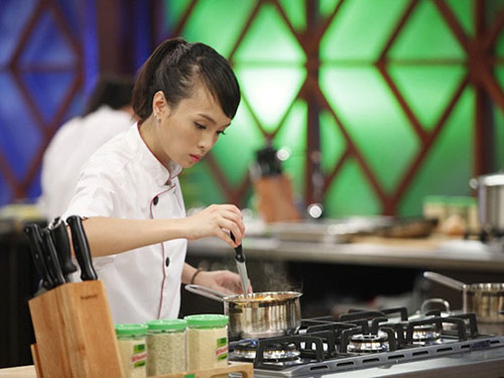 Hoàng Minh Nhật trổ tài nấu nướng tại cuộc thi Vua đầu bếp mùa thứ hai  				             (Ảnh do chương trình cung cấp)