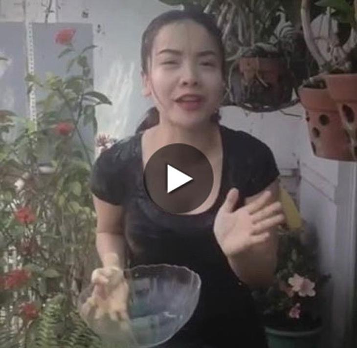 Yến Trang thách bằng cách đổ bát nước lạnh lên đầu. (Ảnh cắt từ clip trên facebook của Yến Trang)