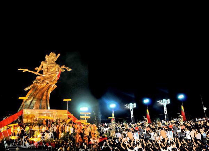 Hàng vạn người dân thành kính dự Lễ khánh thành tượng đài Thánh Gióng trên đỉnh núi Sóc - Hà Nội. Ảnh: Trần Thanh Giang