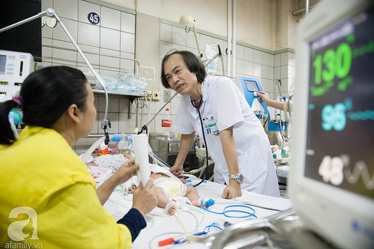 PGS.TS. Nguyễn Tiến Dũng thăm khám cho bệnh nhi.