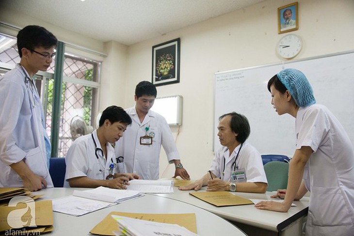 Một ngày vất vả và đầy tận tâm của các y, bác sĩ chăm sóc bệnh nhi mắc sởi.