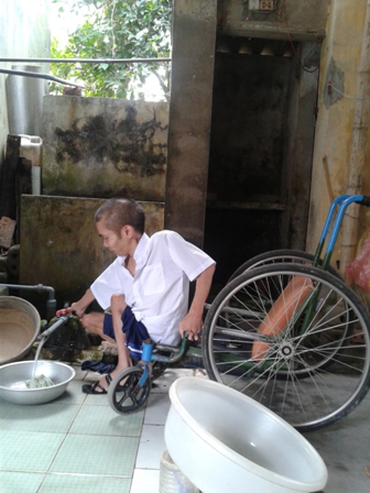 Ông Đàm tự giặt quần áo và vệ sinh cá nhân