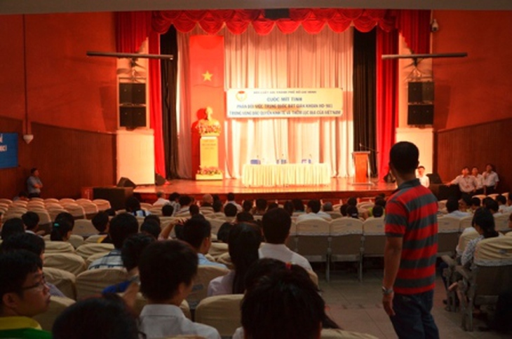 Hàng trăm người tập trung sớm trước giờ mít tinh phản đối ôn hòa hành vi ngang ngược của Trung Quốc