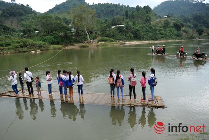 Bám dây vượt suối Thia, 200 học sinh đối diện với hà bá để tới trường 1