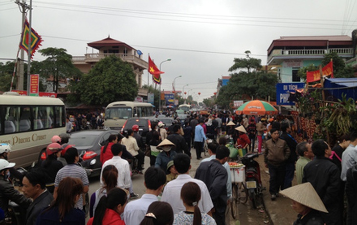 Chợ Viềng họp... sớm!