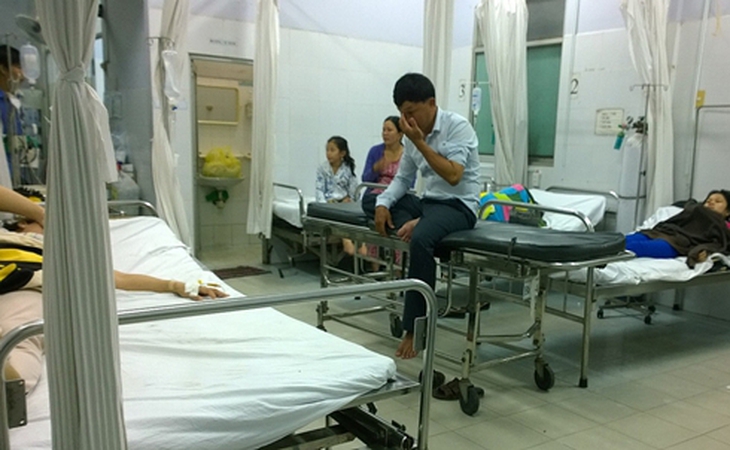Công nhân và người nhà tại phòng cấp cứu Bệnh viện H.Nhà Bè