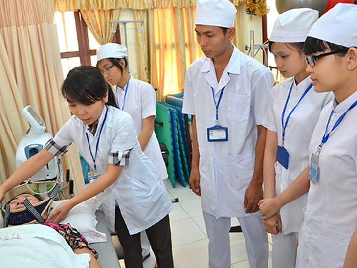 Sinh viên ngành vật lý trị liệu, 1 trong 3 ngành học của Trường ĐH Y Dược TP HCM vừa được Bộ GD-ĐT cho phép tuyển sinh trở lại Ảnh: Tấn Thạnh