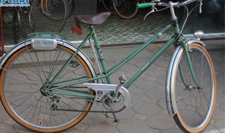 Chuyện lạ Hà Nội: Xe đạp đắt ngang SH (1)
