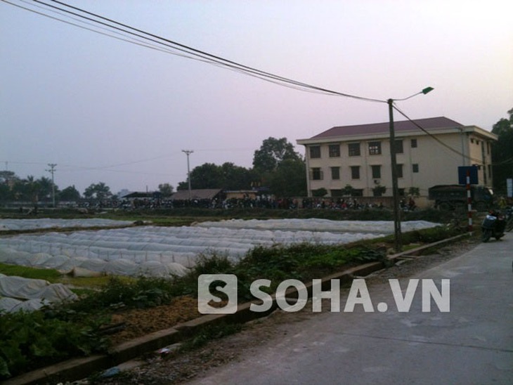  Nhiều người dân bao vây UBND xã Phú Lâm trong chiều ngày 16/1.