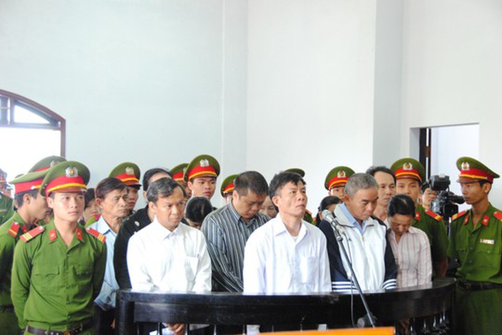 13 bị cáo trươc vành móng ngựa 