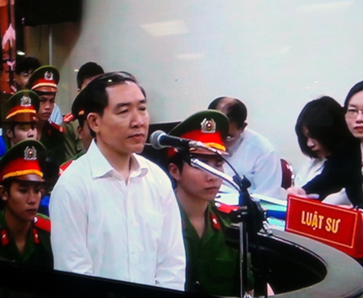 Dương Chí Dũng mặc áo sơ mi trắng, khác hẵn những bị cáo khác