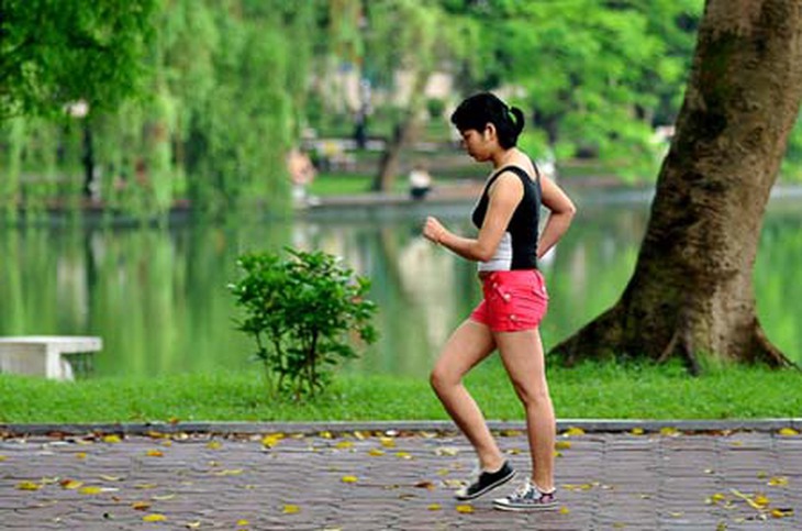 Người trẻ tập thể dục, đi bộ giúp giảm nguy cơ mắc bệnh Alzheimer.