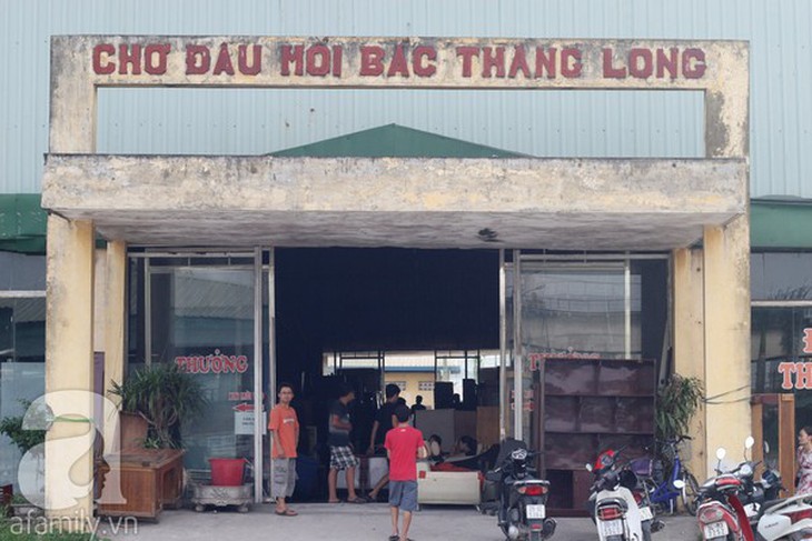 Năm 2009, một ngôi chợ cũ được ông Thưởng thuê lại. Với diện tích rộng lớn, ông tận dụng làm nơi trưng bày tất cả các thứ đồ cũ như: Bàn ghế, đồ điện, đồ gia dụng...