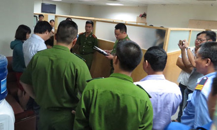Cơ quan CSĐT tiến hành đọc lệnh khám xét Cty VGX tại La Thành (Hà Nội).