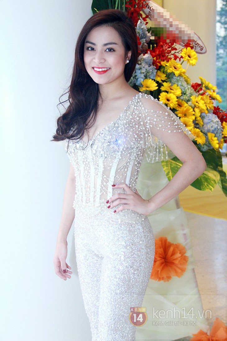 Hoàng Thùy Linh đọ vẻ gợi cảm với Jennifer Phạm 1