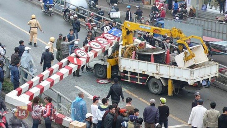 Húc đổ chắn cầu vượt Thái Hà - Chùa Bộc, xe biển xanh gây tai nạn, 1 người nguy kịch 1