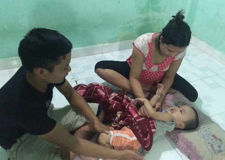 Sự sống mong manh của bé trai 2 tuổi đang trông chờ vào máu cuống rốn của đứa em sắp chào đời. Ảnh: Lê Phương.