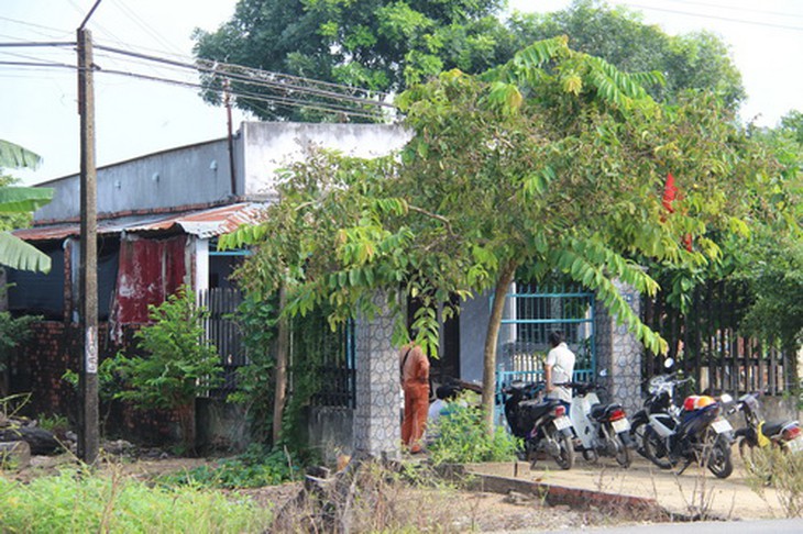 Ngôi nhà anh Tăng Văn Chiêu nơi giang hồ cộm cán Bình Dương Nguyễn Quang Toán cố thủ hơm 1h sau khi thoát khỏi một ngôi nhà gần đó. Ảnh: Hoàng Trường