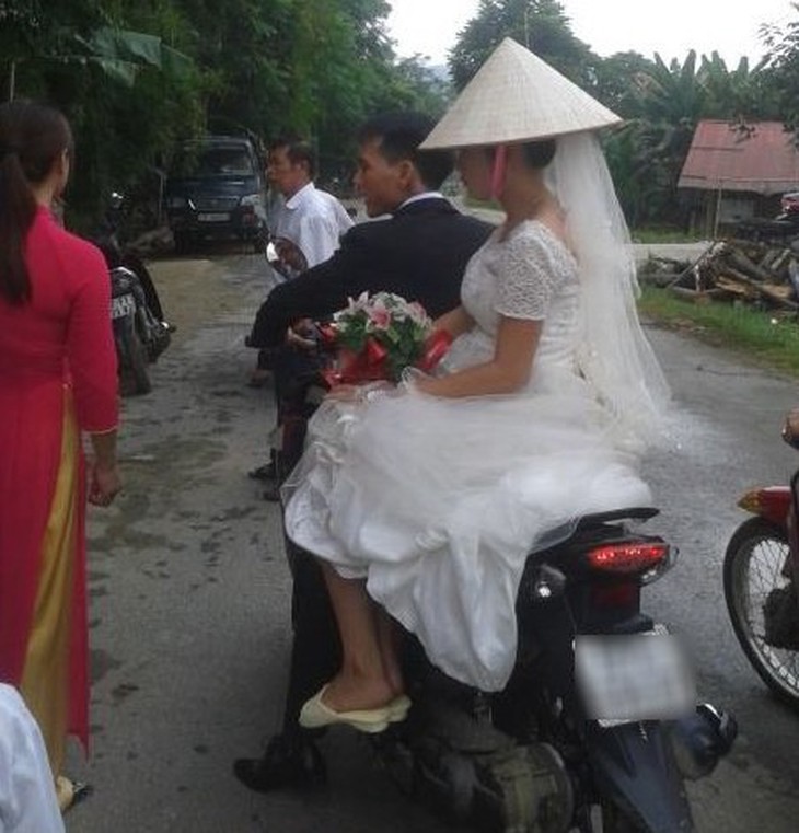 Cô dâu đi dép lê khi vu quy khiến dân mạng bất ngờ