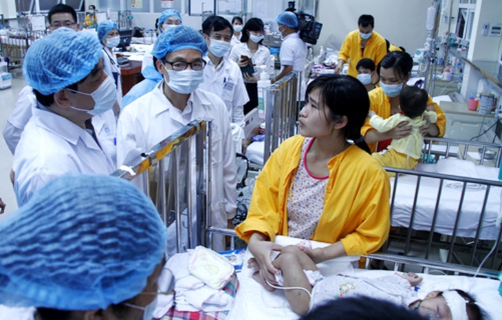 Phó thủ tướng Vũ Đức Đam thăm bệnh nhân sởi