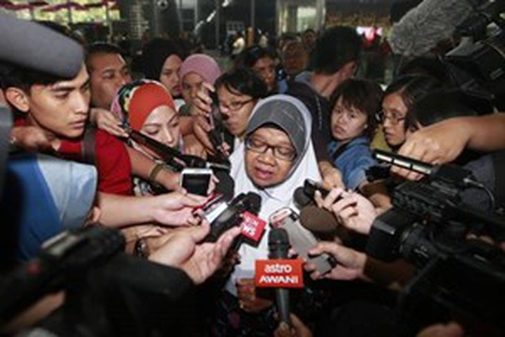 ột phụ nữ chờ đợi tin tức người thân đang ở trên chiếc máy bay mất tích. (Nguồn: Reuters)