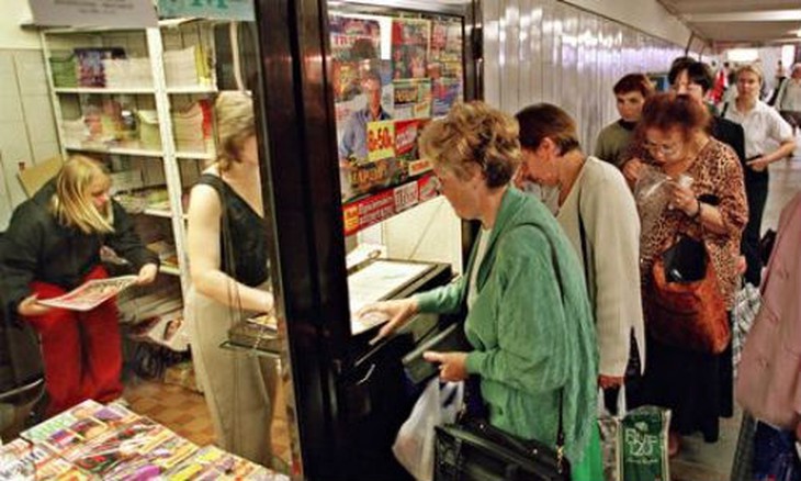 moscovites-buying-newspap-009-3240-14059
