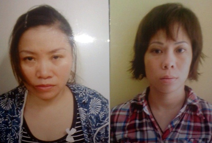 Trang và Nguyệt (trái) tại cơ quan điều tra.