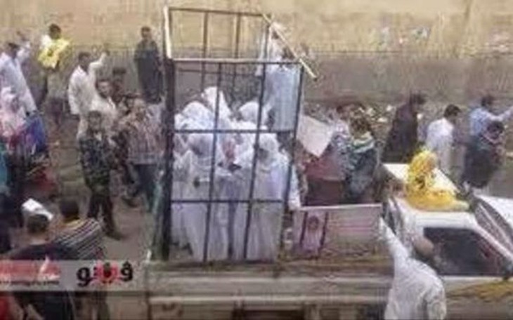 Cảnh những phụ nữ Yazidis bị lực lượng IS đem rao bán.