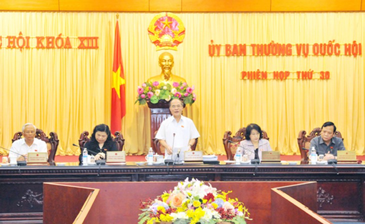 Chủ tịch Quốc hội Nguyễn Sinh Hùng phát biểu tại Phiên họp thứ 30 của Ủy ban Thường vụ Quốc hội khóa XIII khai maạc ngày 11-8. Ảnh: TTXVN.