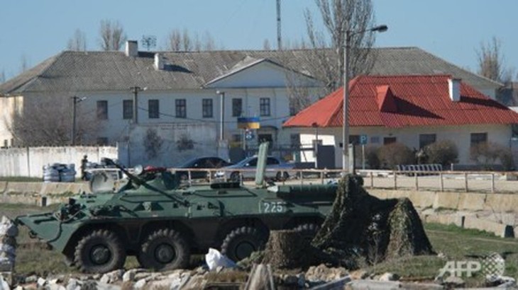 Các binh sỹ Nga án ngữ bên ngoài một căn cứu quân đội Ukraine tại Crimea