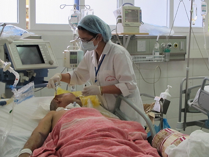 Do ăn uống thiếu kiểm soát nên nhiều người đã phải nhập viện ngay trong những ngày đầu năm mới.Trong ảnh: Một bệnh nhân nhiễm liên cầu lợn đang được điều trị tại BV Bệnh Nhiệt đới trung ương