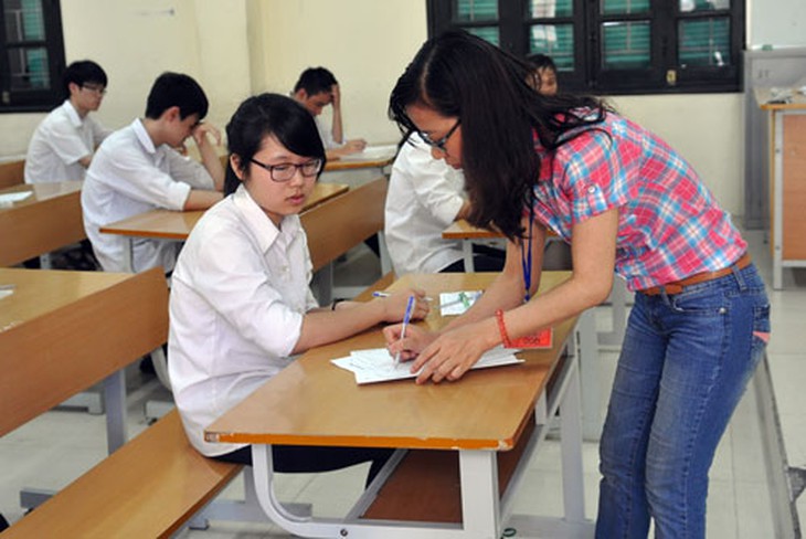 Học sinh ký giấy thi.