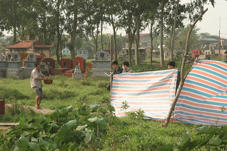 Thi thể 2 thai nhi được khai quật để phục vụ điều tra