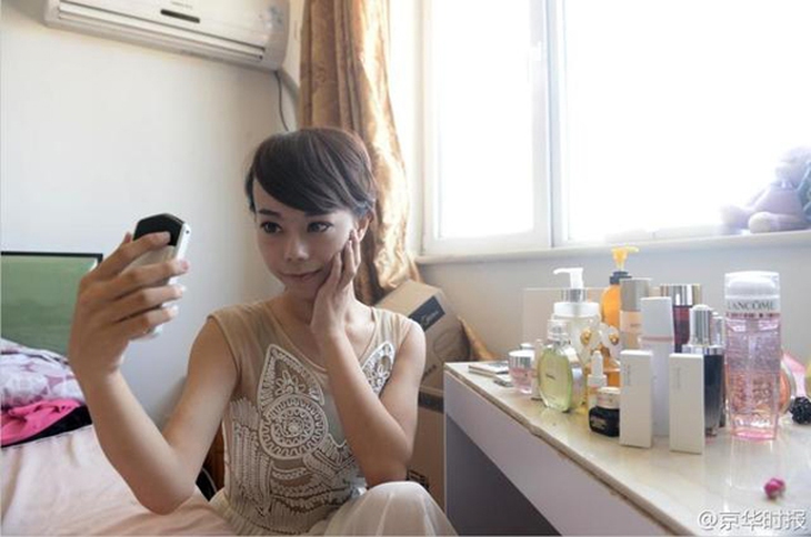 Jiang Weihao quyết định ngừng mặc những bộ trang phục dành cho nam giới từ tháng 10 năm ngoái. Trước đó, Jiang làm huấn luyện viên dạy múa cột ở Bắc Kinh trong hai năm và cứ đêm đến, anh lại biểu diễn ở những câu lạc bộ đêm với cái tên đầy nữ tính Jiang Yaxi.