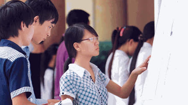 Không ít thí sinh lo lắng khi đủ điểm sàn nhưng vẫn có thể bị trượt đại học (Trong ảnh: Thí sinh xem điểm thi). Ảnh: Như Ý
