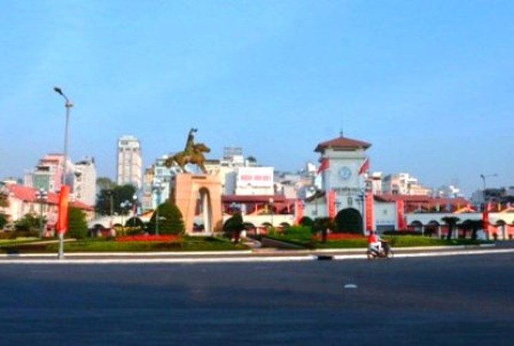TPHCM: Di dời tượng đài trước chợ Bến Thành