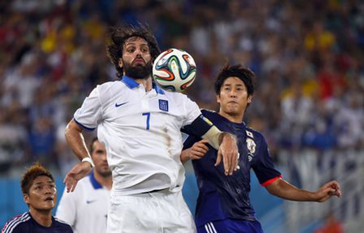 Tiền đạo Georgios Samaras (trái) đội tuyển Hy Lạp khống chế bóng bổng trước hậu vệ Atsuto Uchida (phải) đội tuyển Nhật Bản. Ảnh: AFP/TTXVN