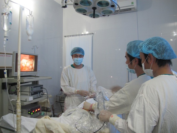 Các bác sĩ đang tiến hành phẫu thuật.