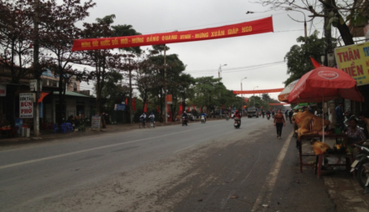Tuyến quốc lộ 10 đi qua lối rẽ vào chợ Viềng, trưa nay vẫn thông thoáng.