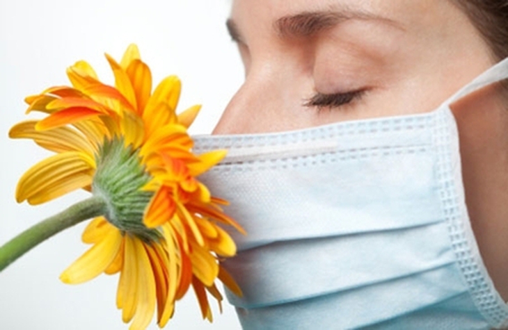 Đeo khẩu trang để phòng tránh dị ứng phấn hoa và các hơi, bụi khác.