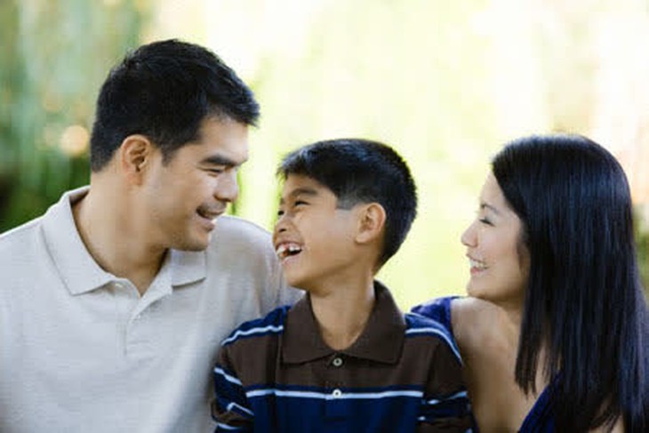 Cha mẹ nên cùng nhau giáo dục giới tính cho con.
