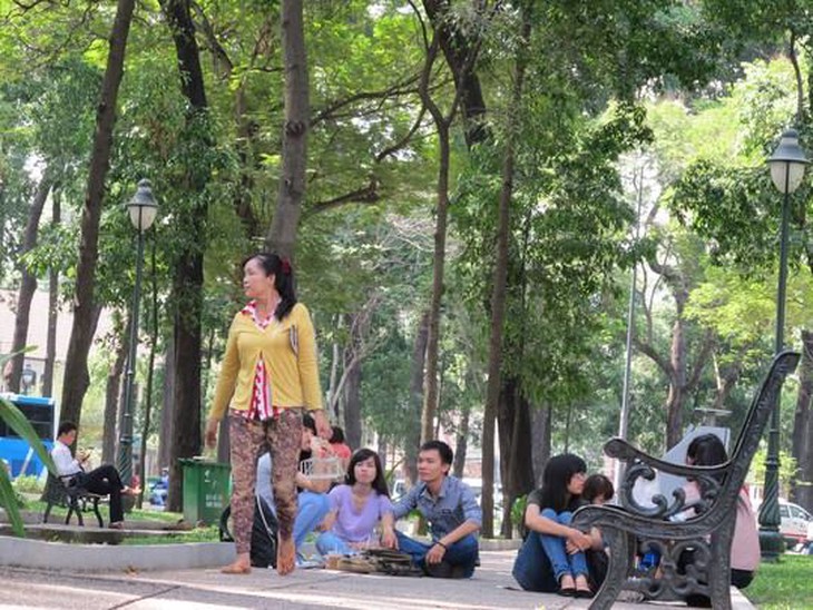 Bé trai đang được các bác sĩ chăm sóc và quán “cà phê bệt” ở công viên 30-4