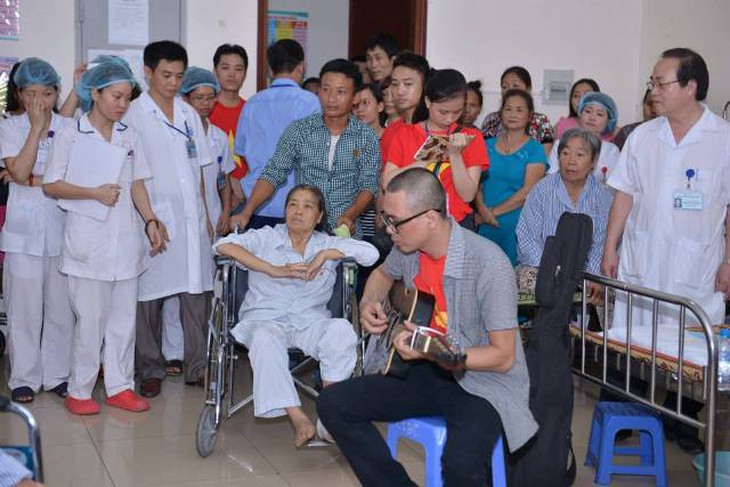 Đông đảo y bác sĩ, bệnh nhân đón nhận Mang âm nhạc đến bệnh viện.
