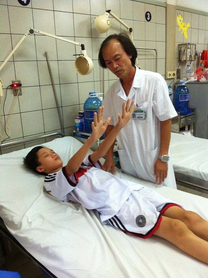 PGS.TS. Nguyễn Tiến Dũng thăm khám phục hồi chức năng cho BN Đ.T.A.