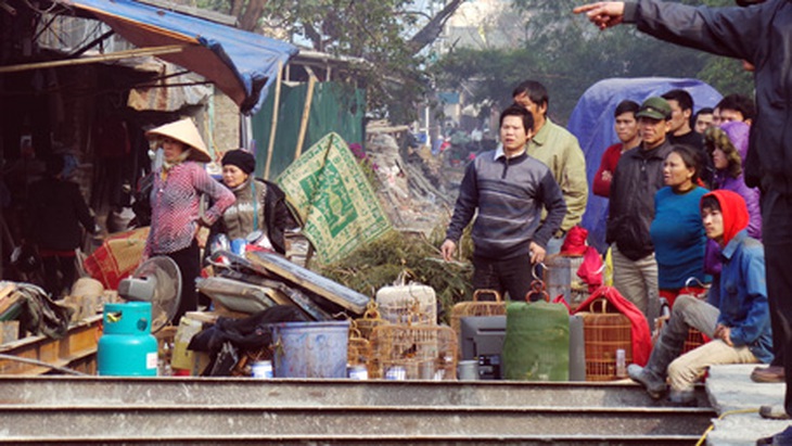 Đồ đạc được người dân đưa ra ngoài.