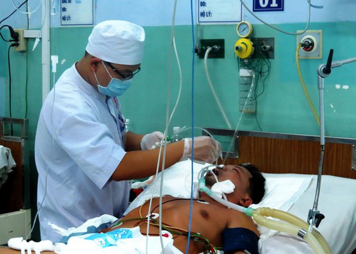 Anh N.H.T. mắc hội chứng liệt mềm cấp - Guillain Barré, một căn bệnh hiếm gặp. Một tuần trước khi nhập viện, anh cảm thấy hai chân bị tê, hai này sau hai chân dần yếu đi, và nay đã yếu liệt toàn thân.