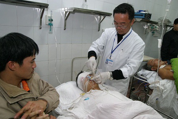 Cấp cứu một ca chấn thương sọ não tại Bệnh viện Việt Đức, Hà Nội. Ảnh: Trần Minh