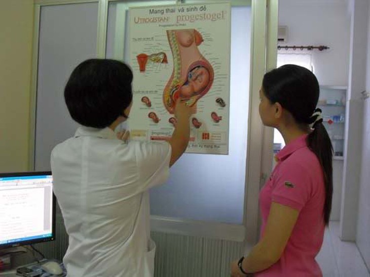 Tư vấn  phụ khoa kế hoạch hóa gia đình cho chị  em phụ nữ để nâng cao kiến thức phòng bệnh.