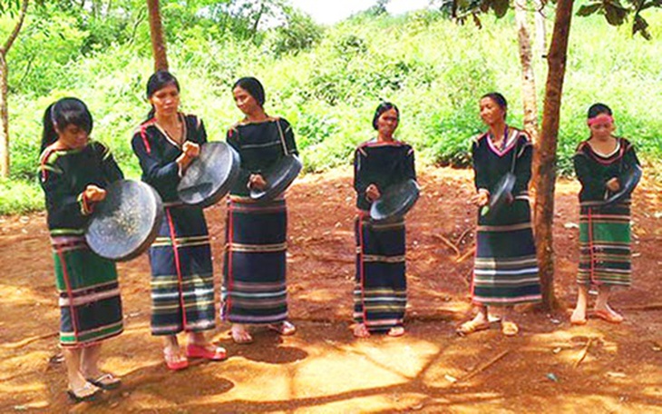 Các cô gái Jrai chuẩn bị cho lễ hội cầu hôn.