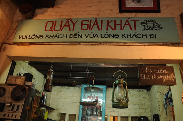 Quầy giải khát với các vật dụng cổ và bảng ưu tiên cho những người thương binh